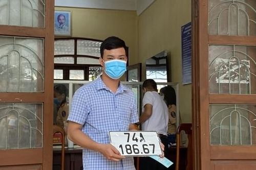 Người dân phấn khởi đăng ký cấp biển số xe tại xã, huyện