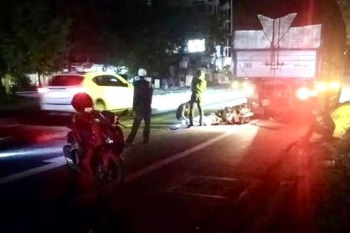 Xe máy đâm xe tải đậu ven đường, 2 người chết
