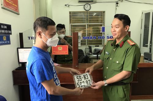Người dân TP.HCM ngày đầu tiên được đăng ký xe máy tại công an 58 xã, thị trấn