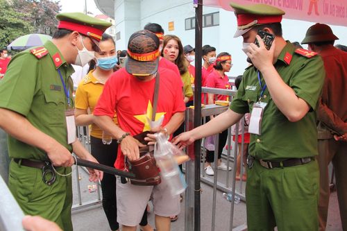 Thắt chặt an ninh vào sân Cẩm Phả xem chung kết bóng đá nữ SEA Games 31