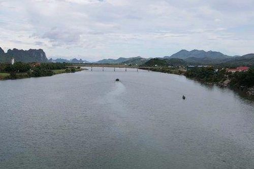 Phát hiện hộp sọ người mắc vào lưới khi đánh cá trên sông