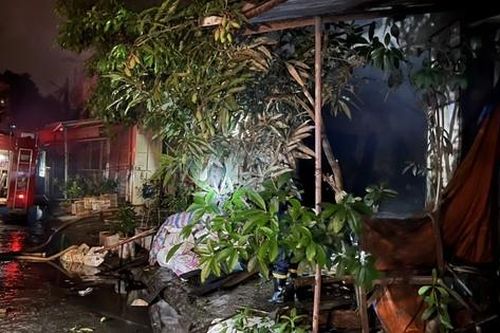 Hà Nội: Cháy ngùn ngụt xưởng gỗ gần 500m2 trong làng nghề