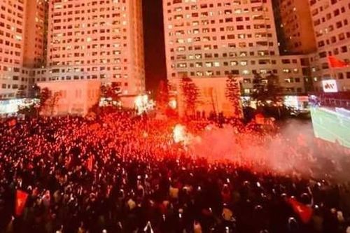 Hà Nội: Cư dân chung cư lắp LED rộng hơn 60m2 cổ vũ cho 2 trận chung kết bóng đá SEA Games 31