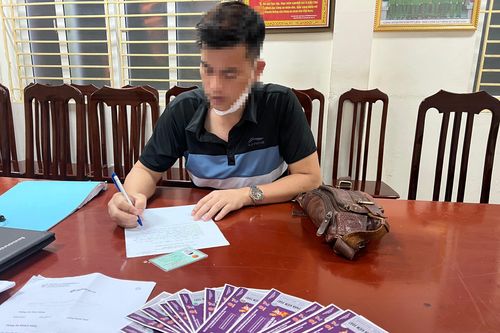 Gom giấy mời vé xem trận chung kết, bán 20 triệu đồng/ cặp