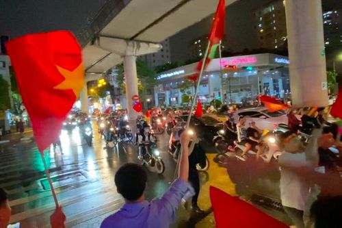 Người Hà Nội đổ ra đường ăn mừng U23 Việt Nam vô địch SEA Games