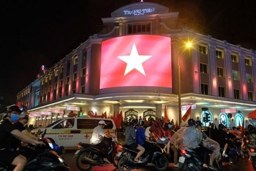 Người Thủ đô đổ ra đường sau chiến thắng của đội tuyển Việt Nam