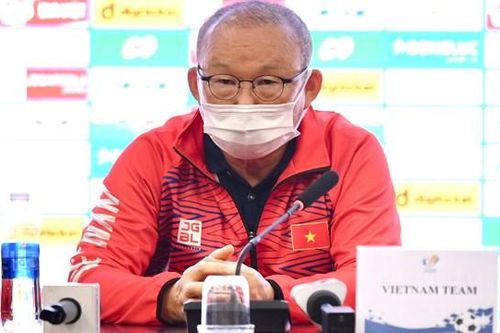 Sau trận đấu, HLV Park Hang-seo cảm ơn khán giả và các cầu thủ trẻ