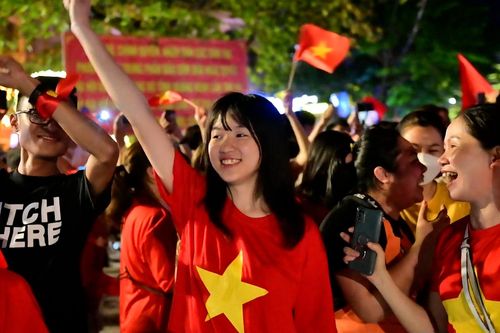 CĐV đổ ra đường ăn mừng chiến thắng của tuyển nữ Việt Nam