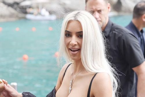 Nhà Kim Kardashian gợi cảm dự cưới Kourtney