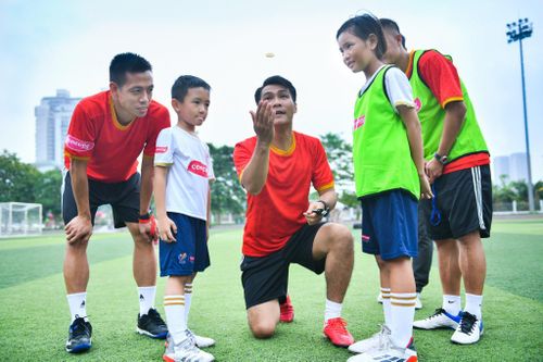 14 em bé trải nghiệm trận đấu mô phỏng chung kết SEA Games 31