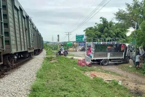 Tàu hàng tông văng ôtô tải, hai người bị thương