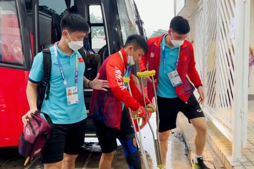Lê Văn Xuân chống nạng đến sân cổ vũ đồng đội