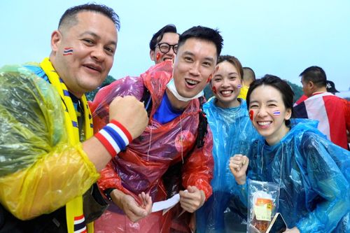 CĐV Thái Lan cổ vũ cuồng nhiệt trước chung kết SEA Games