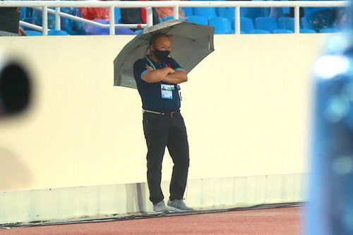 HLV Park đội mưa xem U23 Indonesia và Malaysia đá luân lưu