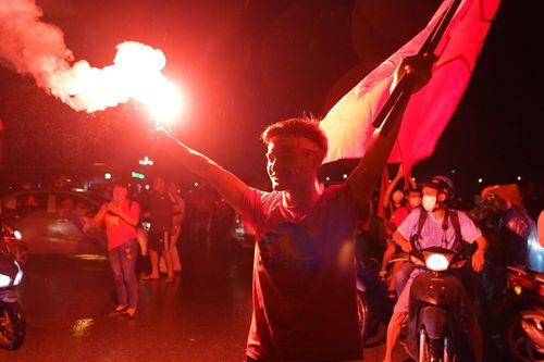CĐV mở hội ăn mừng tại Mỹ Đình sau chiến thắng của U23 Việt Nam