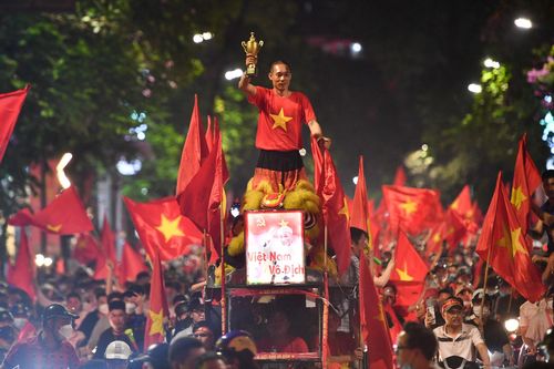 CĐV rước cúp giữa đường Hà Nội mừng chiến thắng của U23 Việt Nam