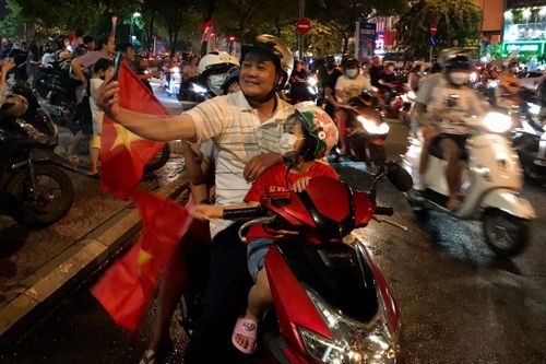 Phụ huynh ở TP.HCM đưa con 'đi bão' đến nửa đêm