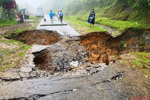 Sạt lở lớn, gây ách tắc giao thông cục bộ tỉnh lộ 155 ở Sa Pa