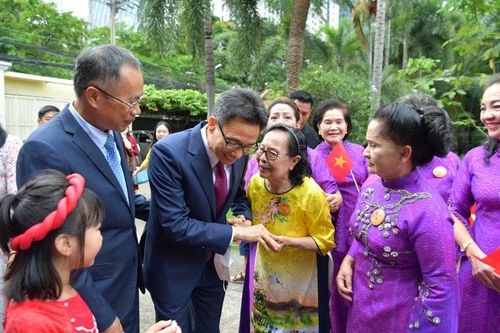 Phó Thủ tướng Vũ Đức Đam gặp gỡ cộng đồng người Việt tại Thái Lan