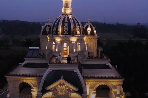 Choáng với tòa lâu đài giữa thôn quê của đại gia Việt