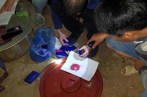 Bắt quả tang 2 'chị đại' buôn 5 ngàn viên hồng phiến