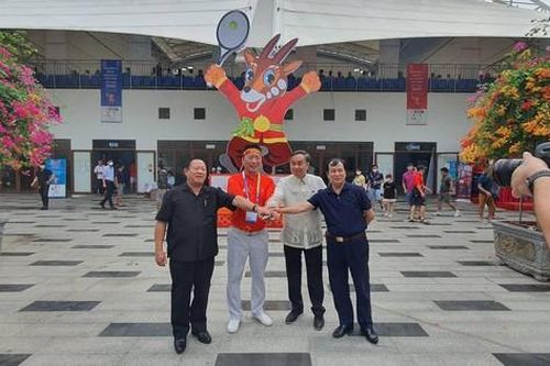 Chủ tịch ủy ban Olympic Philippines trao giải cho các VĐV xuất sắc môn Quần vợt SEA Games 31