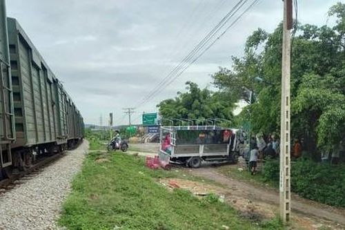 Tàu hỏa húc văng xe tải chở bình gas, 2 người bị thương nặng
