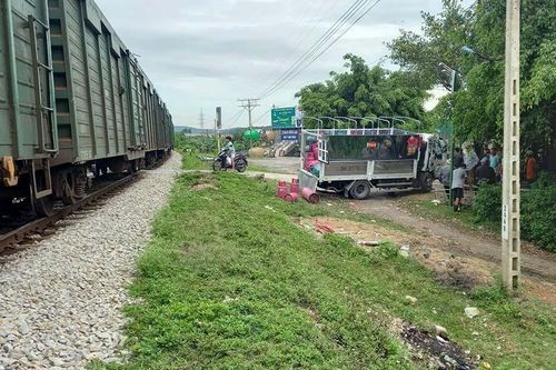 Tàu hỏa chở hàng Bắc - Nam đâm ô tô tải chở bình gas ở Nghệ An