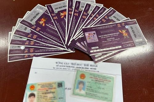 Bắt giữ 'cò vé' đang say sưa mời khách trận chung kết bóng đá U23 Việt Nam-Thái Lan