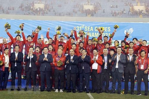 Lãnh đạo Đảng, Nhà nước trao huy chương, chúc mừng tuyển bóng đá nam