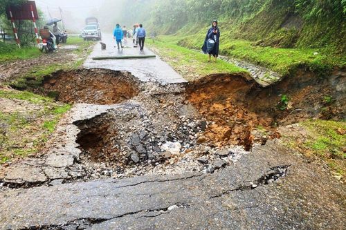 Lào Cai: Mưa lớn kéo dài gây sạt lở tại Sa Pa, một người bị thương
