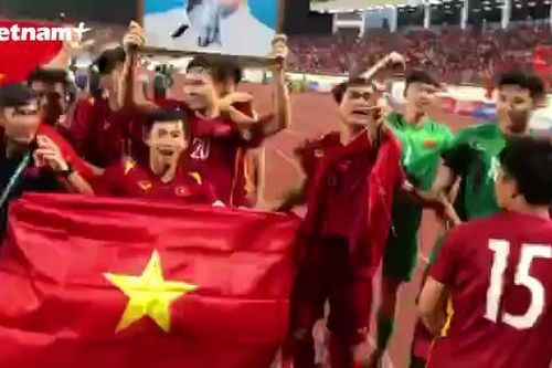 Khoảnh khắc những 'chiến binh sao vàng' chung vui cùng người hâm mộ