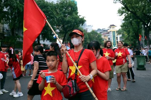 Không khí sôi động cổ vũ trận chung kết bóng đá nam SEA Games 31