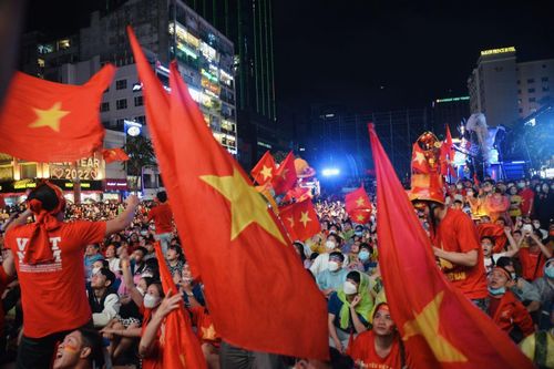 Cổ động viên TP Hồ Chí Minh xuống đường ăn mừng trước chiến thắng của U23 Việt Nam