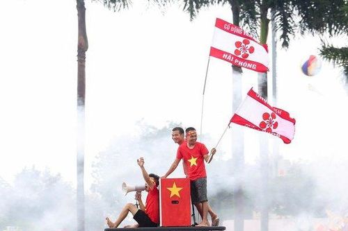 CĐV 'tiếp lửa' trước giờ U23 Việt Nam quyết đấu Thái Lan