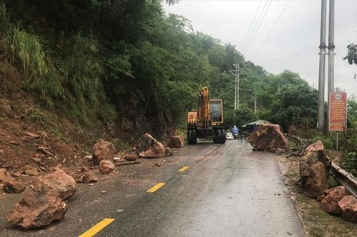 Ảnh hưởng mưa lớn nhiều ngày, xảy ra lở đá nguy hiểm tại Quốc lộ 37 gây ùn tắc giao thông