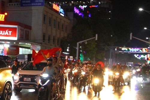 Người dân Thanh Hóa 'đội mưa' ăn mừng chiến thắng của đội tuyển U23 Việt Nam