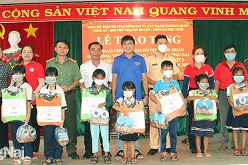 450 trẻ em sống trên sông, hồ được tặng áo phao