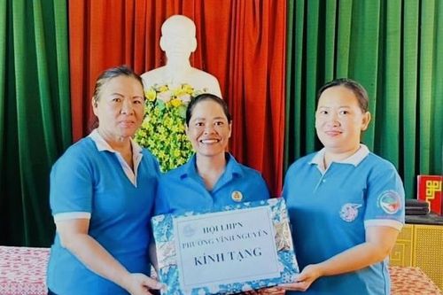 Trao 60 suất quà cho hộ dân khó khăn huyện Khánh Vĩnh
