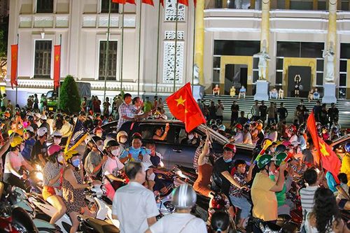 Hàng nghìn người dân xuống đường mừng U23 Việt Nam vô địch SEA Games 31