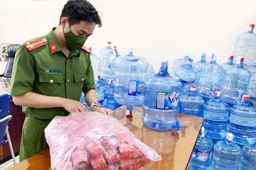 Khởi tố ổ nhóm làm giả nước uống đóng chai