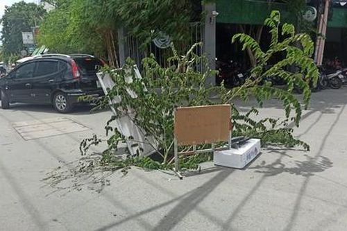 Người đi ôtô, xe máy 'thót tim' vì hố sâu xuất hiện giữa giao lộ ở TPHCM