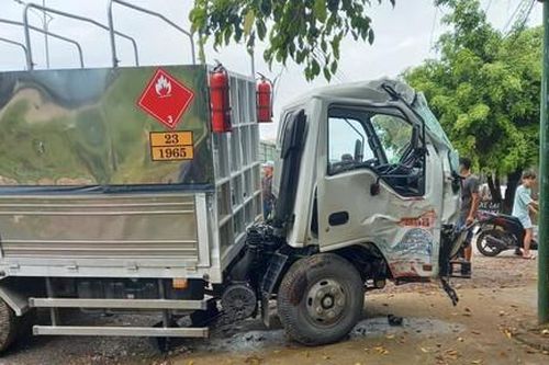 Xe tải bị tàu hỏa tông văng sang vệ đường, 2 người trọng thương
