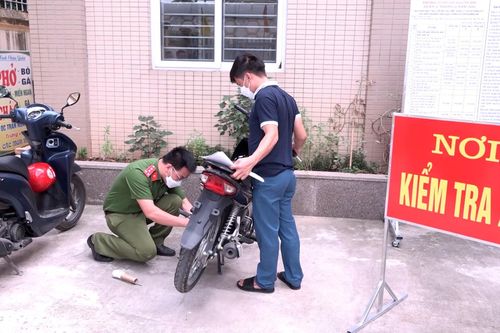 Người dân chỉ mất 3 phút để đăng ký xe máy tại công an xã