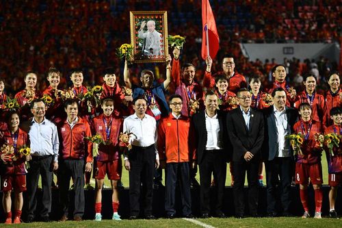 Bóng đá nữ bảo vệ thành công ngôi Vô địch