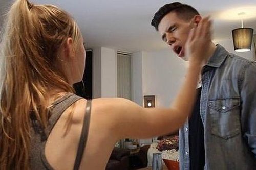 Bạn gái bắt nạt tôi
