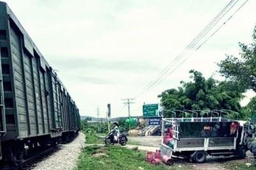 Ô tô chở đầy bình ga bị tàu hỏa húc văng