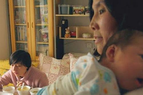 Chị dâu coi mẹ chồng như giúp việc, lúc mẹ ốm nằm viện phản ứng của chị khiến tất cả chết lặng