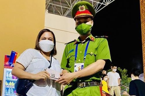 Công an Hà Nội trao trả tài sản cho cổ động viên người Philippines