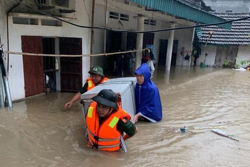 Mưa lớn xối xả, nhiều nơi ở Vĩnh Phúc ngập trong biển nước